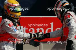 09.09.2007 Monza, Italy,  Winner, 1st, Fernando Alonso (ESP), McLaren Mercedes, MP4-22 and 2nd, Lewis Hamilton (GBR), McLaren Mercedes, MP4-22, shake hands - Formula 1 World Championship, Rd 13, Italian Grand Prix, Sunday Podium