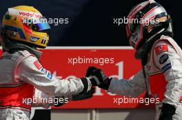 09.09.2007 Monza, Italy,  Winner, 1st, Fernando Alonso (ESP), McLaren Mercedes, MP4-22 and 2nd, Lewis Hamilton (GBR), McLaren Mercedes, MP4-22, shake hands - Formula 1 World Championship, Rd 13, Italian Grand Prix, Sunday Podium