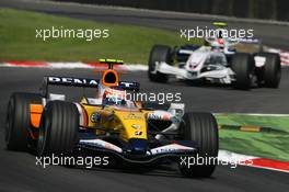 09.09.2007 Monza, Italy,  Heikki Kovalainen (FIN), Renault F1 Team, R27 and Robert Kubica (POL), BMW Sauber F1 Team, F1.07 - Formula 1 World Championship, Rd 13, Italian Grand Prix, Sunday Race
