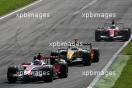 09.09.2007 Monza, Italy,  Anthony Davidson (GBR), Super Aguri F1 Team, Giancarlo Fisichella (ITA), Renault F1 Team - Formula 1 World Championship, Rd 13, Italian Grand Prix, Sunday Race