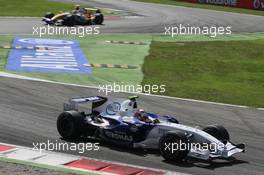 09.09.2007 Monza, Italy,  Robert Kubica (POL), BMW Sauber F1 Team, F1.07 and Heikki Kovalainen (FIN), Renault F1 Team, R27 - Formula 1 World Championship, Rd 13, Italian Grand Prix, Sunday Race