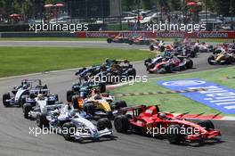 09.09.2007 Monza, Italy,  Start, Kimi Raikkonen (FIN), Räikkönen, Scuderia Ferrari, F2007 leads Nick Heidfeld (GER), BMW Sauber F1 Team, F1.07 - Formula 1 World Championship, Rd 13, Italian Grand Prix, Sunday Race