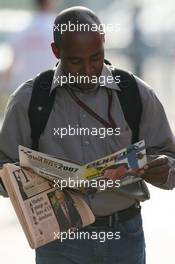 08.09.2007 Monza, Italy,  Anthony Hamilton (GBR), Father of Lewis Hamilton reads the Red Bulletin - Formula 1 World Championship, Rd 13, Italian Grand Prix, Saturday