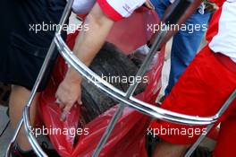 08.09.2007 Monza, Italy,  Bridgestone take away tyres from the crash damaged car of Kimi Raikkonen (FIN), Räikkönen, Scuderia Ferrari - Formula 1 World Championship, Rd 13, Italian Grand Prix, Saturday Practice
