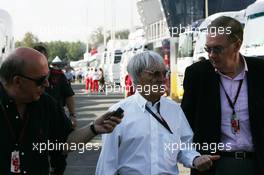 09.09.2007 Monza, Italy,  Bernie Ecclestone (GBR) with journalists - Formula 1 World Championship, Rd 13, Italian Grand Prix, Sunday