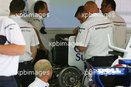 06.09.2007 Monza, Italy,  BMW-Sauber F1 Team members work on the car - Formula 1 World Championship, Rd 13, Italian Grand Prix, Thursday