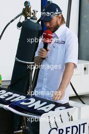 06.09.2007 Monza, Italy,  Nick Heidfeld (GER), BMW Sauber F1 Team shows TV the BMW-Sauber F1.07 - Formula 1 World Championship, Rd 13, Italian Grand Prix, Thursday