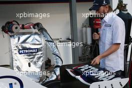 06.09.2007 Monza, Italy, Nick Heidfeld (GER), BMW Sauber F1 Team shows TV the BMW-Sauber F1.07 - Formula 1 World Championship, Rd 13, Italian Grand Prix, Thursday