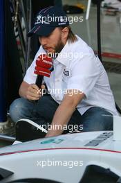 06.09.2007 Monza, Italy,  Nick Heidfeld (GER), BMW Sauber F1 Team shows TV the BMW-Sauber F1.07 - Formula 1 World Championship, Rd 13, Italian Grand Prix, Thursday