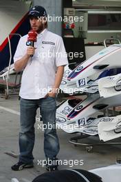 06.09.2007 Monza, Italy, Nick Heidfeld (GER), BMW Sauber F1 Team shows TV the BMW-Sauber F1.07 - Formula 1 World Championship, Rd 13, Italian Grand Prix, Thursday