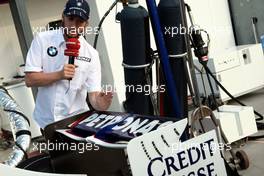 06.09.2007 Monza, Italy, Nick Heidfeld (GER), BMW Sauber F1 Team shows TV the BMW-Sauber F1.07 - Formula 1 World Championship, Rd 13, Italian Grand Prix, Thursday