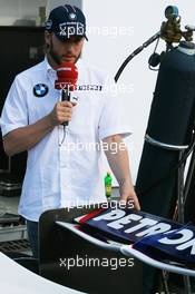 06.09.2007 Monza, Italy,  Nick Heidfeld (GER), BMW Sauber F1 Team shows TV the BMW-Sauber F1.07 - Formula 1 World Championship, Rd 13, Italian Grand Prix, Thursday