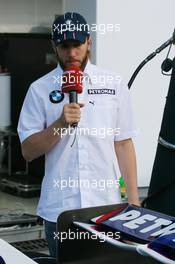 06.09.2007 Monza, Italy,  Nick Heidfeld (GER), BMW Sauber F1 Team shows TV the BMW-Sauber F1.07 - Formula 1 World Championship, Rd 13, Italian Grand Prix, Thursday