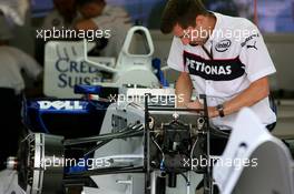 06.09.2007 Monza, Italy,  BMW Sauber F1 Team, work on their car - Formula 1 World Championship, Rd 13, Italian Grand Prix, Thursday