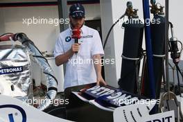 06.09.2007 Monza, Italy, Nick Heidfeld (GER), BMW Sauber F1 Team shows TV the BMW-Sauber F1.07 - Formula 1 World Championship, Rd 13, Italian Grand Prix, Thursday