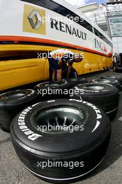 06.09.2007 Monza, Italy,  Renault F1 Team, prepare their tyres - Formula 1 World Championship, Rd 13, Italian Grand Prix, Thursday