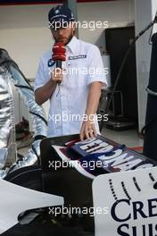 06.09.2007 Monza, Italy, Nick Heidfeld (GER), BMW Sauber F1 Team shows TV the BMW-Sauber F1.07 - Formula 1 World Championship, Rd 13, Italian Grand Prix, Thursday