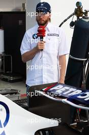 06.09.2007 Monza, Italy,  Nick Heidfeld (GER), BMW Sauber F1 Team shows TV the BMW-Sauber F1.07 - Formula 1 World Championship, Rd 13, Italian Grand Prix, Thursday