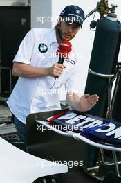 06.09.2007 Monza, Italy,  Nick Heidfeld (GER), BMW Sauber F1 Team shows TV the BMW-Sauber F1.07 - Formula 1 World Championship, Rd 13, Italian Grand Prix, Thursday