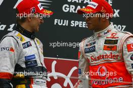 30.09.2007 Gotemba, Japan,  Winner, 1st, Lewis Hamilton (GBR), McLaren Mercedes, MP4-22 with Heikki Kovalainen (FIN), Renault F1 Team, R27 - Formula 1 World Championship, Rd 15, Japanese Grand Prix, Sunday Podium