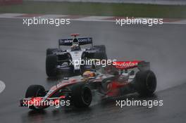 30.09.2007 Gotemba, Japan,  Lewis Hamilton (GBR), McLaren Mercedes, MP4-22 and Nico Rosberg (GER), WilliamsF1 Team, FW29 - Formula 1 World Championship, Rd 15, Japanese Grand Prix, Sunday Race