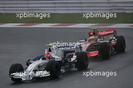 30.09.2007 Gotemba, Japan,  Robert Kubica (POL), BMW Sauber F1 Team, F1.07 and Lewis Hamilton (GBR), McLaren Mercedes, MP4-22 - Formula 1 World Championship, Rd 15, Japanese Grand Prix, Sunday Race