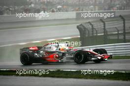 30.09.2007 Gotemba, Japan,  Robert Kubica (POL),  BMW Sauber F1 Team clashes with Lewis Hamilton (GBR), McLaren Mercedes - Formula 1 World Championship, Rd 15, Japanese Grand Prix, Sunday Race