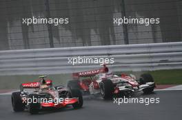 30.09.2007 Gotemba, Japan,  Lewis Hamilton (GBR), McLaren Mercedes, MP4-22 and Takuma Sato (JPN), Super Aguri F1, SA07 - Formula 1 World Championship, Rd 15, Japanese Grand Prix, Sunday Race