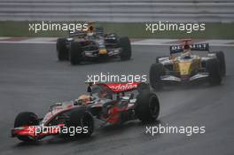 30.09.2007 Gotemba, Japan,  Lewis Hamilton (GBR), McLaren Mercedes, MP4-22 and Giancarlo Fisichella (ITA), Renault F1 Team, R27 - Formula 1 World Championship, Rd 15, Japanese Grand Prix, Sunday Race