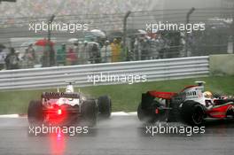 30.09.2007 Gotemba, Japan,  Robert Kubica (POL),  BMW Sauber F1 Team clashes with Lewis Hamilton (GBR), McLaren Mercedes - Formula 1 World Championship, Rd 15, Japanese Grand Prix, Sunday Race