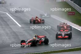 30.09.2007 Gotemba, Japan,  Race start, Lewis Hamilton (GBR), McLaren Mercedes, Lewis Hamilton (GBR), McLaren Mercedes - Formula 1 World Championship, Rd 15, Japanese Grand Prix, Sunday Race