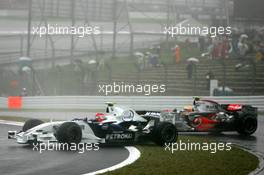 30.09.2007 Gotemba, Japan,  Robert Kubica (POL),  BMW Sauber F1 Team clashes with Lewis Hamilton (GBR), McLaren Mercedes - Formula 1 World Championship, Rd 15, Japanese Grand Prix, Sunday Race