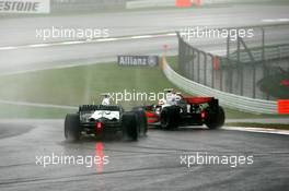 30.09.2007 Gotemba, Japan,  Robert Kubica (POL),  BMW Sauber F1 Team clashes with Lewis Hamilton (GBR), McLaren Mercedes - Formula 1 World Championship, Rd 15, Japanese Grand Prix, Sunday Race