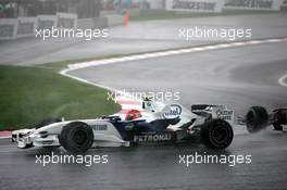 30.09.2007 Gotemba, Japan,  Robert Kubica (POL),  BMW Sauber F1 Team clashes with Lewis Hamilton (GBR), McLaren Mercedes - Formula 1 World Championship, Rd 15, Japanese Grand Prix, Sunday Race