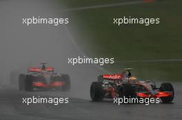 30.09.2007 Gotemba, Japan,  Lewis Hamilton (GBR), McLaren Mercedes, MP4-22 and Fernando Alonso (ESP), McLaren Mercedes, MP4-22 - Formula 1 World Championship, Rd 15, Japanese Grand Prix, Sunday Race