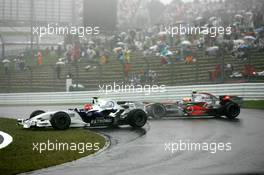 30.09.2007 Gotemba, Japan,  Robert Kubica (POL),  BMW Sauber F1 Team clashes with Lewis Hamilton (GBR), McLaren Mercedes - Formula 1 World Championship, Rd 15, Japanese Grand Prix, Sunday Race