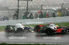 30.09.2007 Gotemba, Japan,  Robert Kubica (POL),  BMW Sauber F1 Team clashes with Lewis Hamilton (GBR), McLaren Mercedes - Formula 1 World Championship, Rd 15, Japanese Grand Prix, Sunday Race