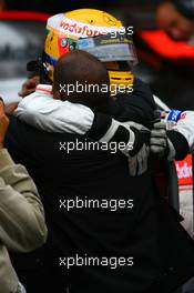 29.09.2007 Gotemba, Japan,  Pole Position, 1st, Lewis Hamilton (GBR), McLaren Mercedes with his father - Formula 1 World Championship, Rd 15, Japanese Grand Prix, Saturday Qualifying