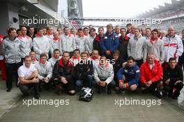 30.09.2007 Gotemba, Japan,  David Coulthard (GBR), Red Bull Racing, Lewis Hamilton (GBR), McLaren Mercedes, drivers and team members meet to remember Colin McRae (GBR) - Formula 1 World Championship, Rd 15, Japanese Grand Prix, Sunday