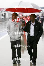 30.09.2007 Gotemba, Japan,  Lewis Hamilton (GBR), McLaren Mercedes, Anthony Hamilton (GBR), Father of Lewis Hamilton - Formula 1 World Championship, Rd 15, Japanese Grand Prix, Sunday