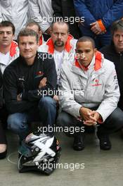 30.09.2007 Gotemba, Japan,  David Coulthard (GBR), Red Bull Racing, Lewis Hamilton (GBR), McLaren Mercedes, drivers and team members meet to remember Colin McRae (GBR) - Formula 1 World Championship, Rd 15, Japanese Grand Prix, Sunday