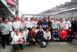 30.09.2007 Gotemba, Japan,  David Coulthard (GBR), Red Bull Racing, Lewis Hamilton (GBR), McLaren Mercedes / group picture in memoriam of Colin McRae - Formula 1 World Championship, Rd 15, Japanese Grand Prix, Sunday