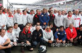 30.09.2007 Gotemba, Japan,  David Coulthard (GBR), Red Bull Racing, Lewis Hamilton (GBR), McLaren Mercedes / group picture in memoriam of Colin McRae - Formula 1 World Championship, Rd 15, Japanese Grand Prix, Sunday