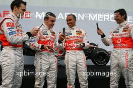 15.01.2007 Valencia, Spain Gary Paffett (GBR), Test Driver, McLaren Mercedes, Fernando Alonso (ESP), McLaren Mercedes, Lewis Hamilton (GBR), McLaren Mercedes, Pedro de la Rosa (ESP), Test Driver, McLaren Mercedes - McLaren Mercedes MP4-22 Launch