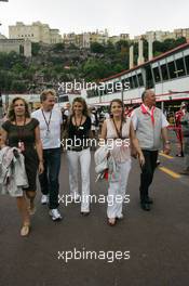 27.05.2007 Monte Carlo, Monaco,  Gordon Ramsay (GBR), Famous Chef with his wife Cayetana with Ron Dennis (GBR), McLaren, Team Principal, Chairman and his daughter and wife Lisa - Formula 1 World Championship, Rd 5, Monaco Grand Prix, Sunday Pre-Race Grid