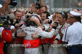 27.05.2007 Monte Carlo, Monaco,  1st place Fernando Alonso (ESP), McLaren Mercedes celebrates with the team  - Formula 1 World Championship, Rd 5, Monaco Grand Prix, Sunday Podium