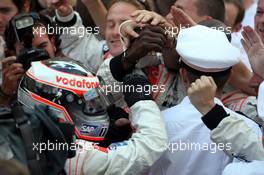 27.05.2007 Monte Carlo, Monaco,  Fernando Alonso (ESP), McLaren Mercedes shake hands with the Team - Formula 1 World Championship, Rd 5, Monaco Grand Prix, Sunday Podium