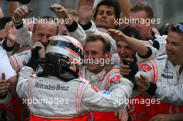 27.05.2007 Monte Carlo, Monaco,  1st place Fernando Alonso (ESP), McLaren Mercedes celebrates with the team  - Formula 1 World Championship, Rd 5, Monaco Grand Prix, Sunday Podium