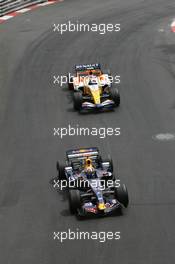 27.05.2007 Monte Carlo, Monaco,  David Coulthard (GBR), Red Bull Racing, RB3 leads Heikki Kovalainen (FIN), Renault F1 Team, R27 - Formula 1 World Championship, Rd 5, Monaco Grand Prix, Sunday Race