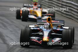 27.05.2007 Monte Carlo, Monaco,  David Coulthard (GBR), Red Bull Racing, RB3 and Heikki Kovalainen (FIN), Renault F1 Team, R27 - Formula 1 World Championship, Rd 5, Monaco Grand Prix, Sunday Race